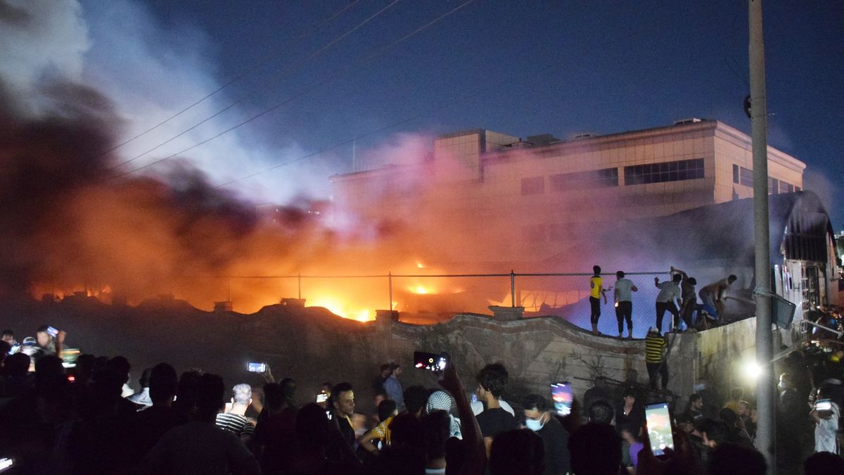 Požár zachvátil nemocnici s covid pacienty v Násiríje. Desítky z nich zemřely
